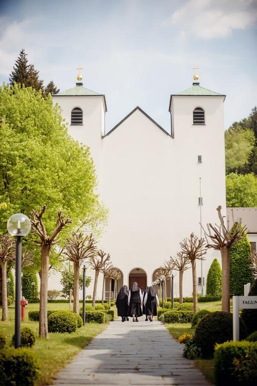 Kloster St. Josef Ноймаркт  Экстерьер фото