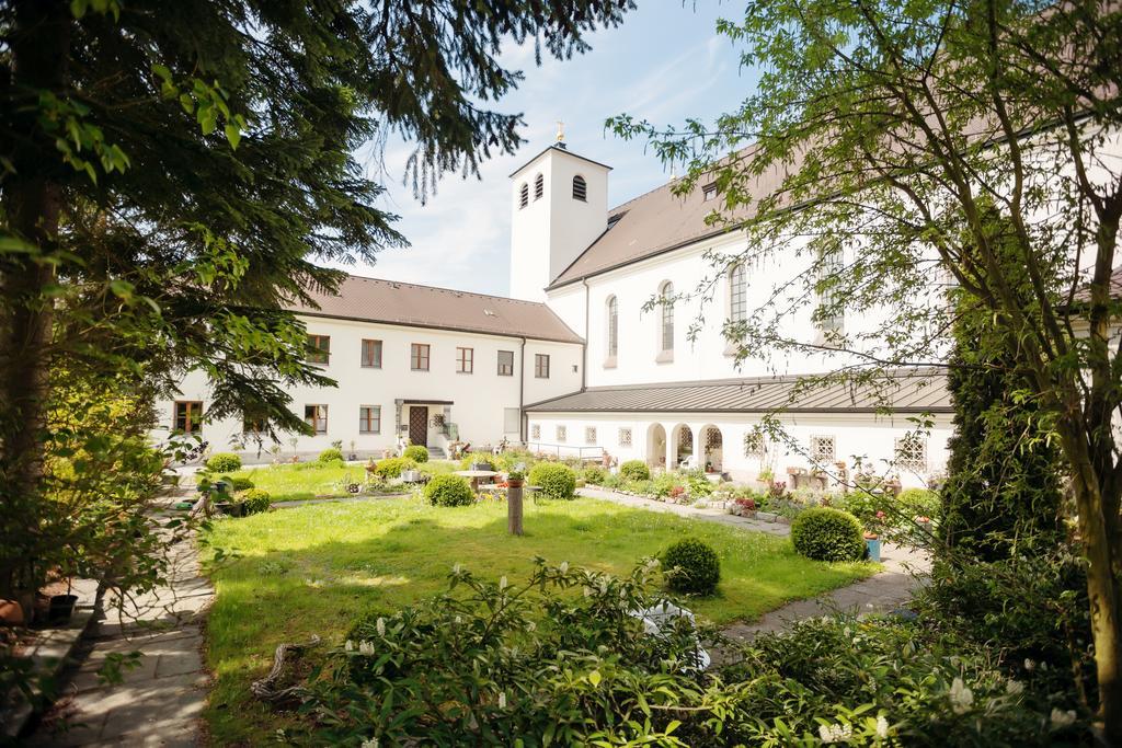 Kloster St. Josef Ноймаркт  Экстерьер фото